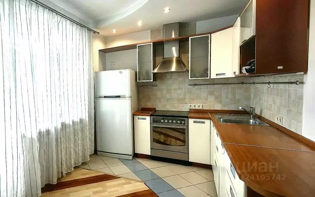 3-к кв. Омская область, Омск ул. 1905 года, 40 (75.2 м) - Фото 1