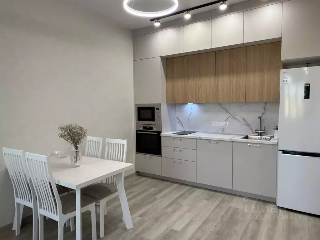 2-к кв. Тюменская область, Тюмень ул. Братьев Бондаревых, 1 (67.5 м) - Фото 2