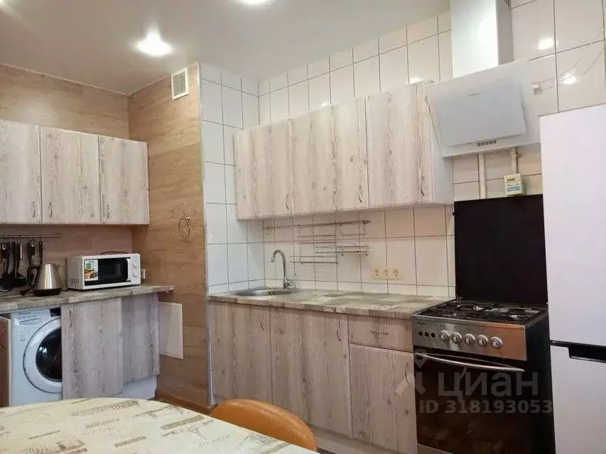 3-к кв. Омская область, Омск ул. Малиновского, 14к1 (67.0 м) - Фото 0