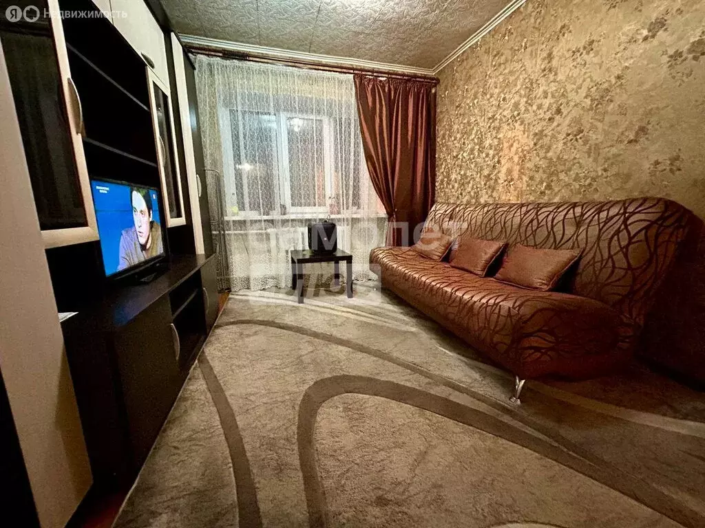 3-комнатная квартира: Омск, улица Менжинского, 1А (40 м) - Фото 1