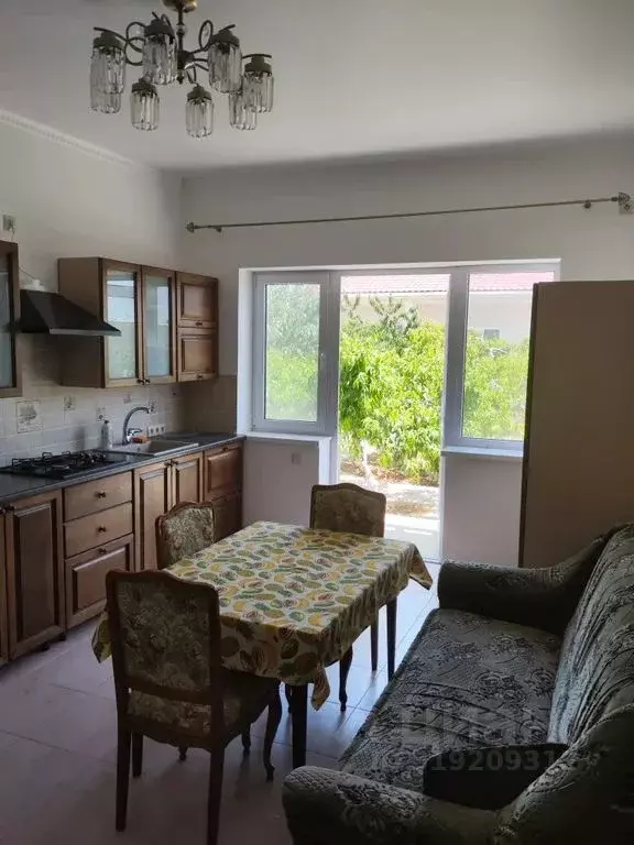 1-к кв. Крым, Сакский район, с. Уютное ул. Молодежная, 2 (40.0 м) - Фото 0