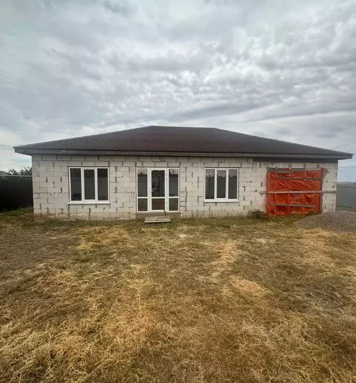 Дом в Волгоградская область, Светлоярский район, Большечапурниковское ... - Фото 1