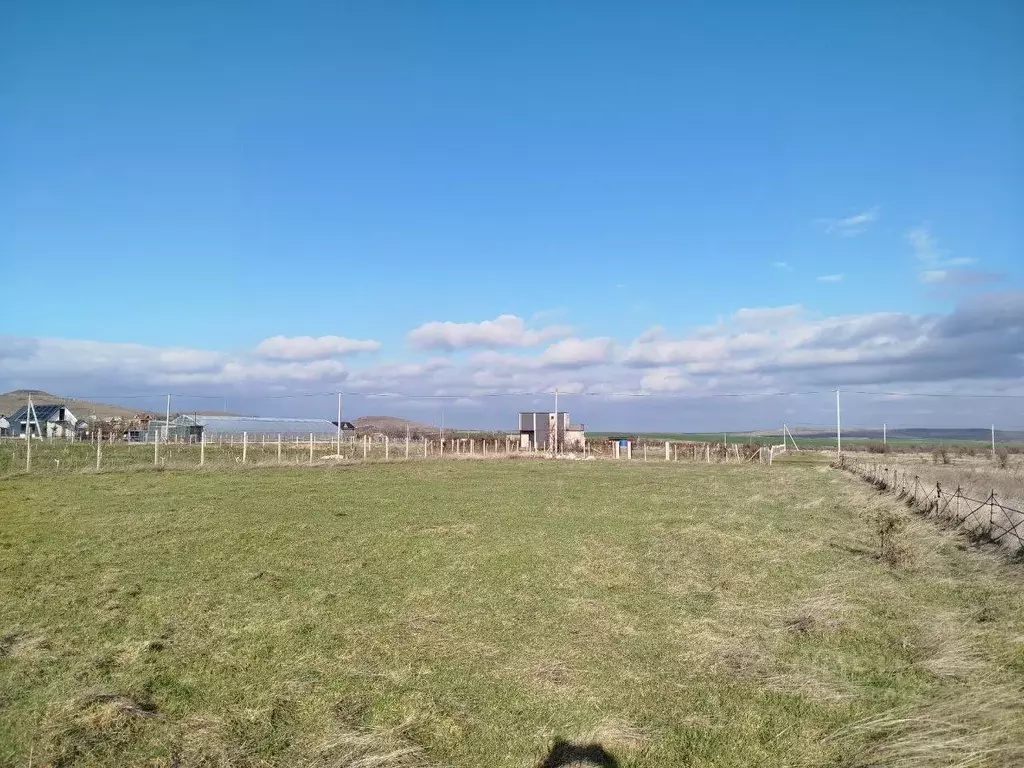 Участок в Крым, Кировский район, Первомайское с/пос, с. Отважное ул. ... - Фото 1