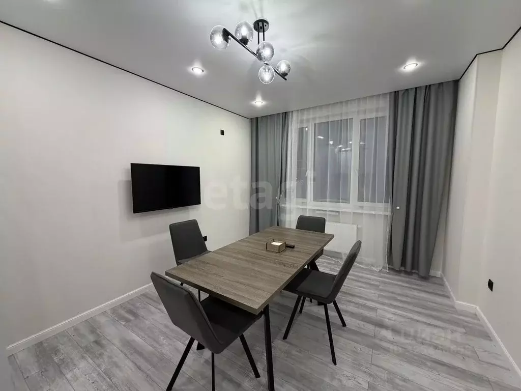 2-к кв. Тюменская область, Тюмень ул. Братьев Бондаревых, 1 (67.0 м) - Фото 1