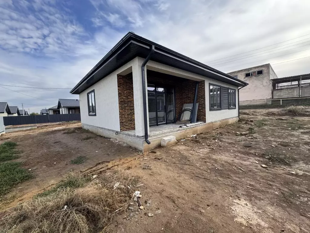 Дом в Астраханская область, Приволжский район, пос. Новоначаловский ... - Фото 1