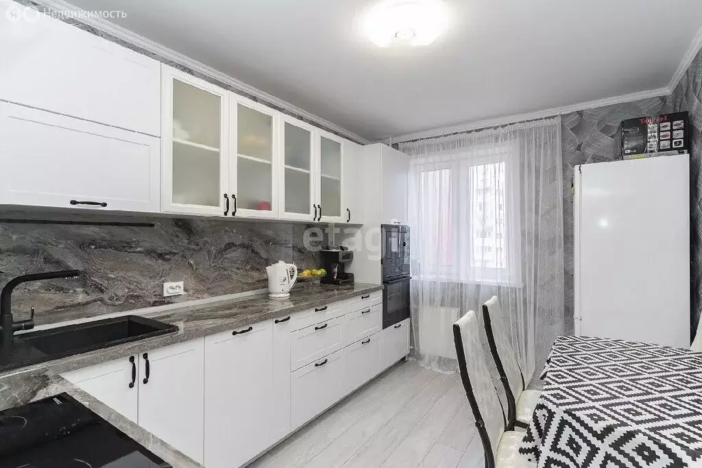 3-комнатная квартира: Тюмень, улица Пермякова, 83к2 (83.5 м) - Фото 1