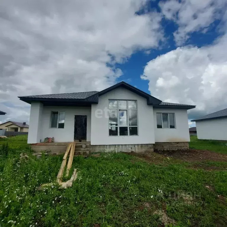 Дом в Башкортостан, Стерлитамакский район, Казадаевский сельсовет, с. ... - Фото 1