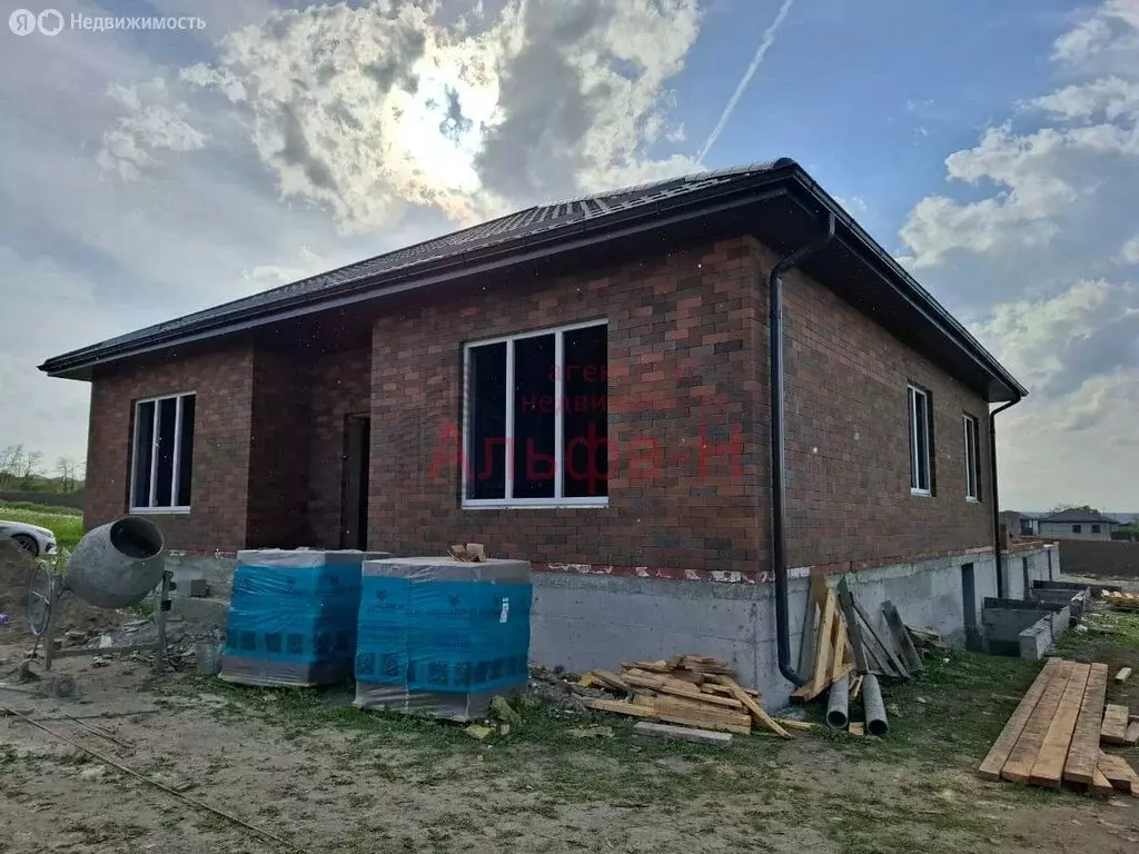 Дом в станица Ессентукская, улица имени Александра Ищенко (130 м) - Фото 1