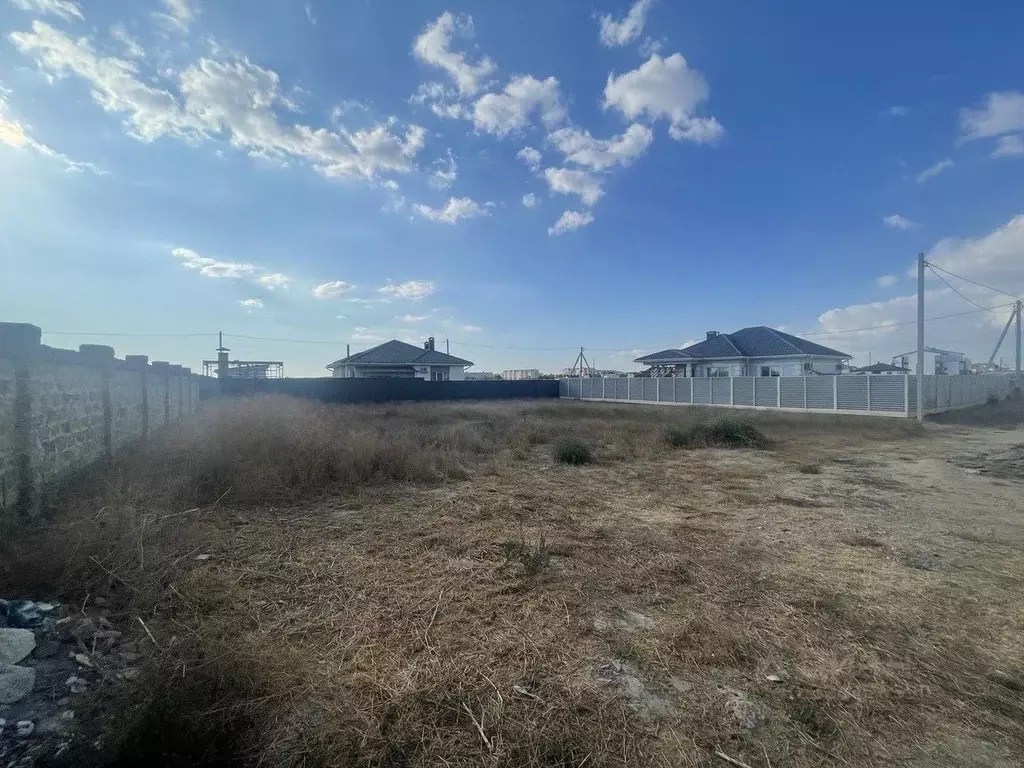 Участок в Крым, Сакский район, с. Уютное ул. Надежды (6.0 сот.) - Фото 1