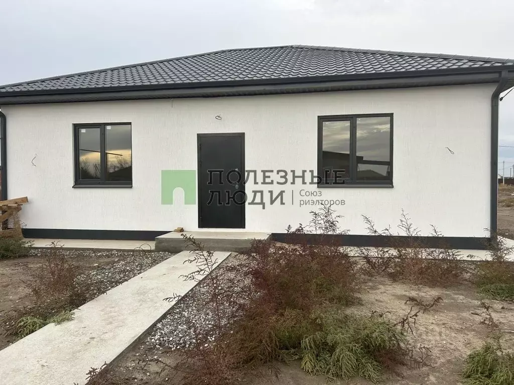 Дом в Астраханская область, Приволжский район, пос. Новоначаловский ... - Фото 1