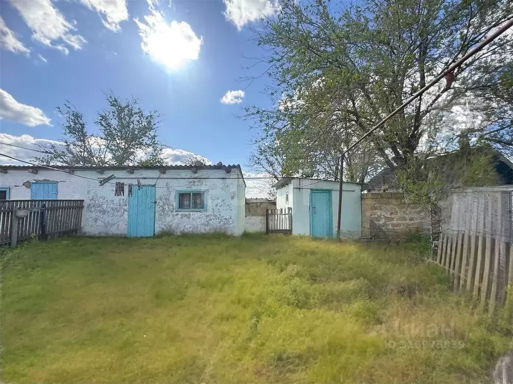 Дом в Калмыкия, пос. Ики-Бурул ул. Интернациональная, 27 (69 м) - Фото 0