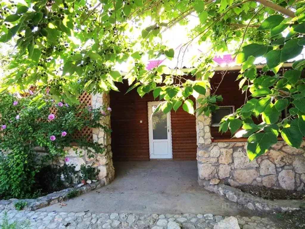 Дом в Крым, Черноморский район, Оленевское с/пос, с. Оленевка ул. ... - Фото 1