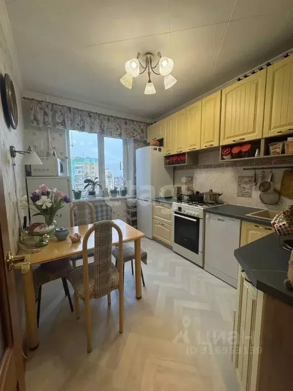 4-к кв. Курская область, Курск просп. Хрущева, 35 (72.2 м) - Фото 0
