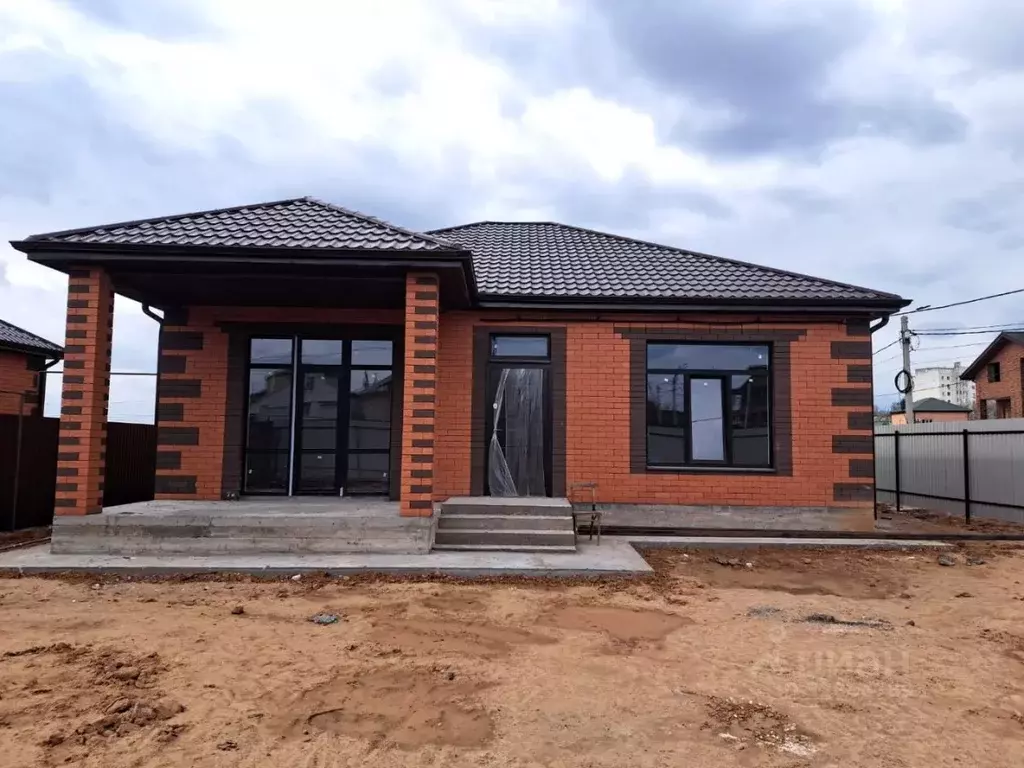 Дом в Астраханская область, Наримановский район, с. Старокучергановка ... - Фото 1