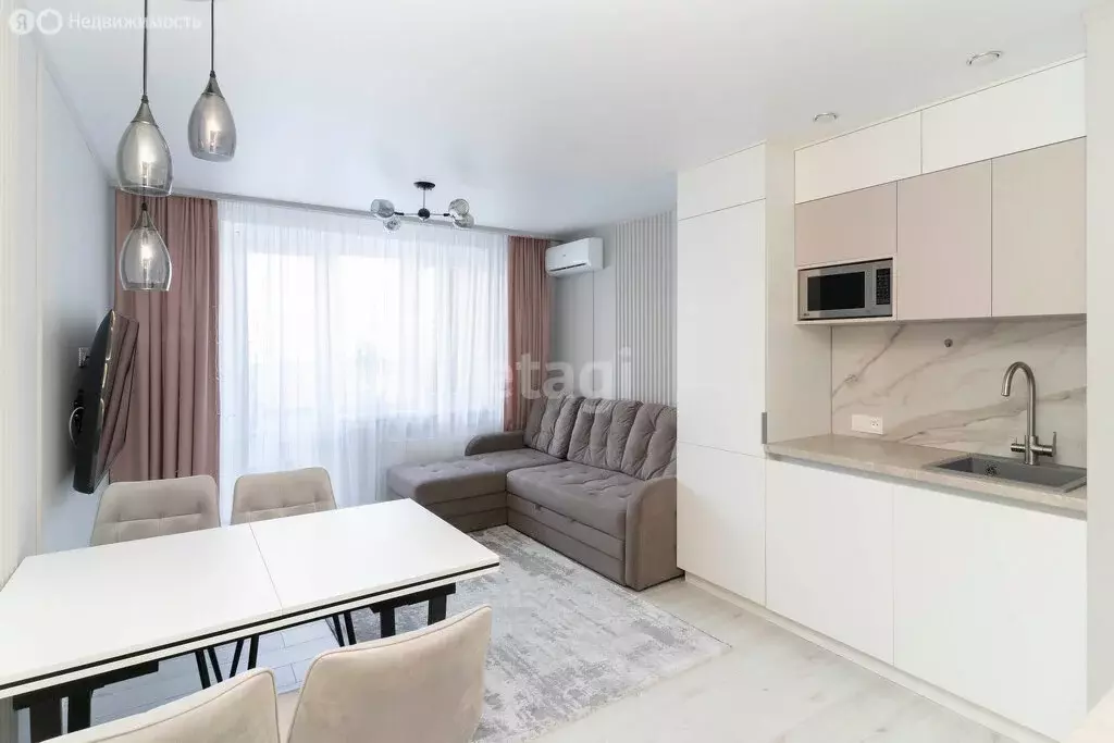 2-комнатная квартира: Тюмень, улица Валентины Трофимовой, 13 (67.5 м) - Фото 1