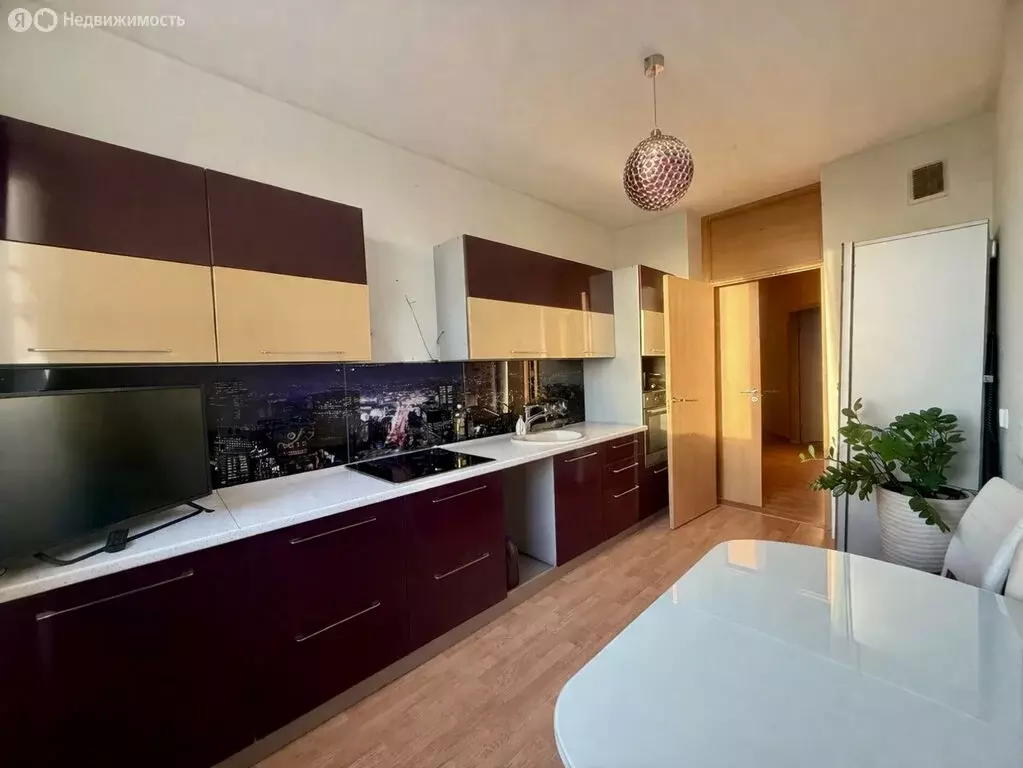 2-комнатная квартира: Екатеринбург, Парниковая улица, 6 (62.6 м) - Фото 1