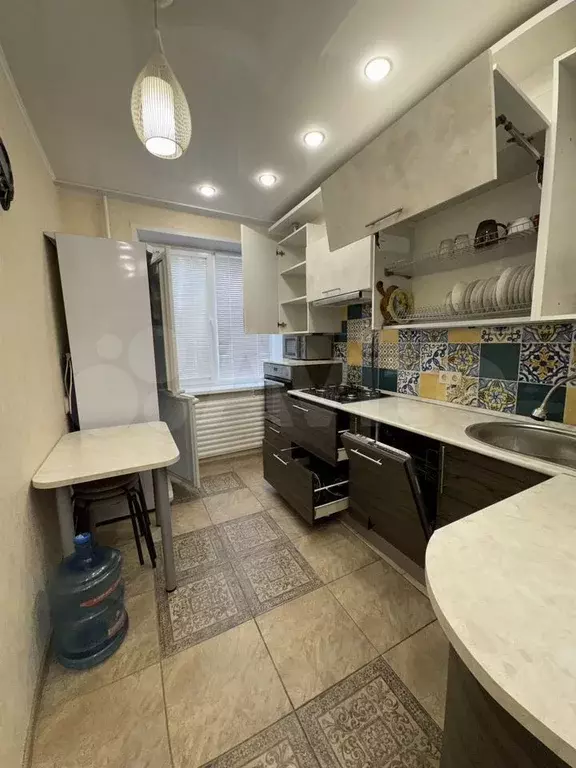 3-к. квартира, 60 м, 1/1 эт. - Фото 1