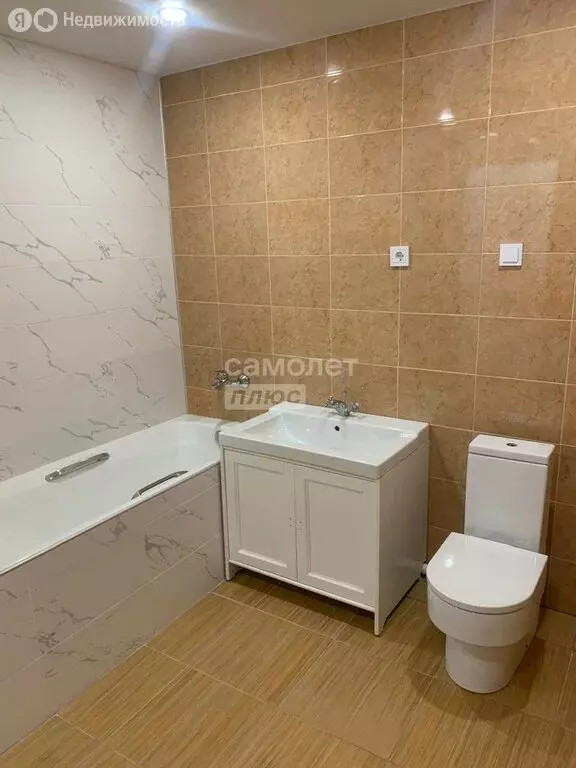 3-комнатная квартира: Омск, улица 10 лет Октября, 203 (67 м) - Фото 0