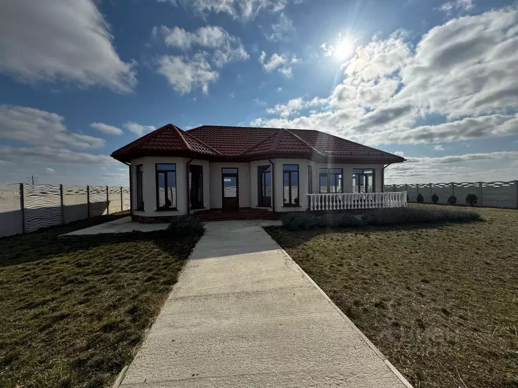 Дом в Крым, Сакский район, с. Молочное  (91 м) - Фото 1