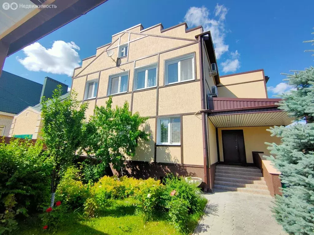 Дом в Энгельс, улица Достоевского (330 м) - Фото 1