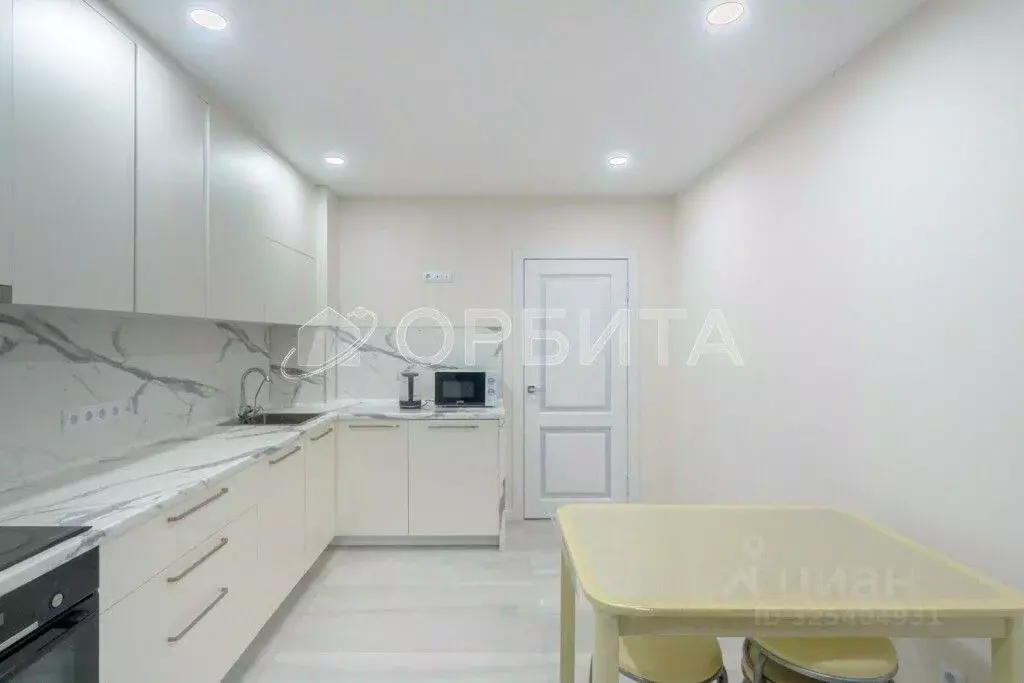 3-к кв. Тюменская область, Тюмень ул. Прокопия Артамонова, 9 (82.0 м) - Фото 2