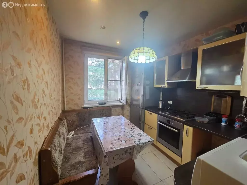 3-комнатная квартира: Сочи, улица Свердлова, 118 (66 м) - Фото 1
