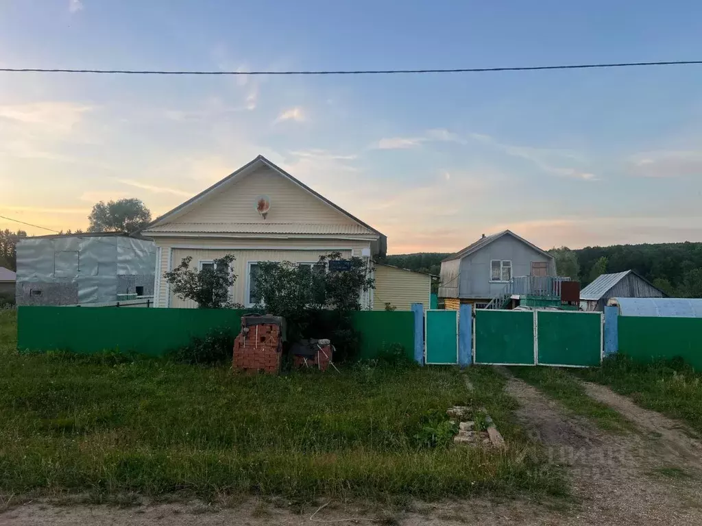Дом в Башкортостан, Нуримановский район, Новокулевский сельсовет, д. ... - Фото 1