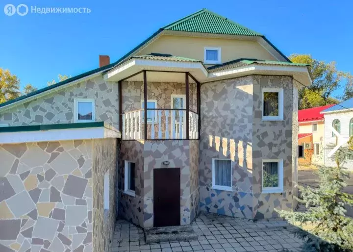 Дом в Кинель, микрорайон Лебедь, Железнодорожный переулок, 1С (300 м) - Фото 1