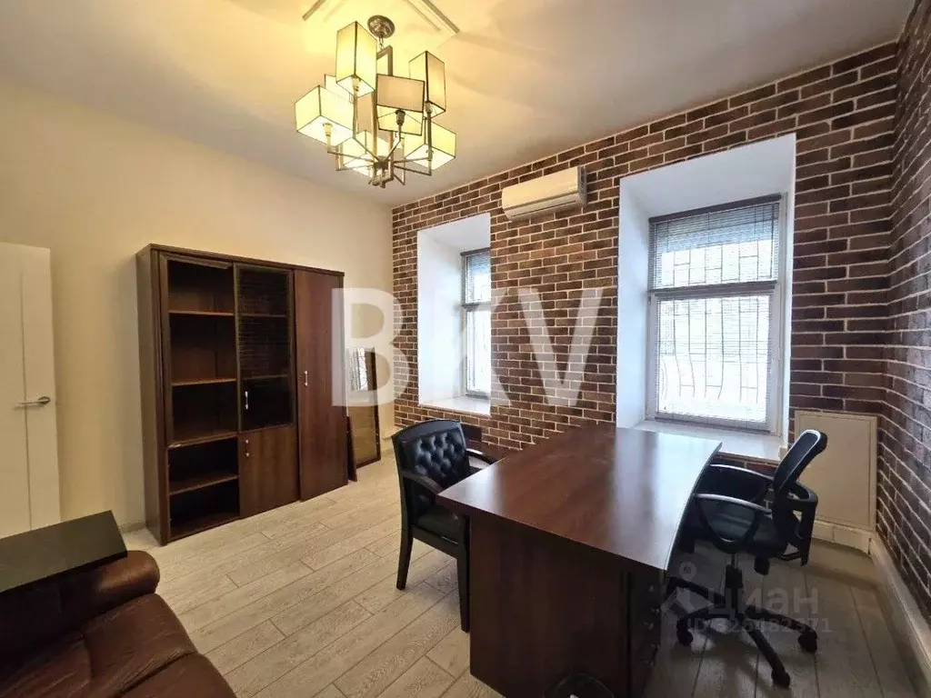 Офис в Москва ул. Петровка, 17С4 (100 м) - Фото 1