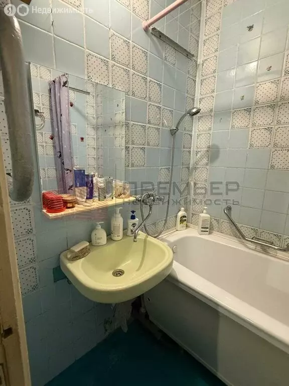 3-комнатная квартира: Волгоград, улица Репина, 27 (67.2 м) - Фото 0