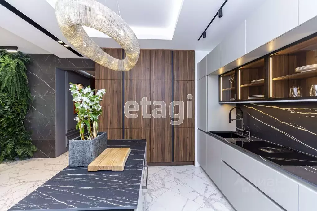 2-к кв. Тюменская область, Тюмень ул. 50 лет Октября, 4 (98.7 м) - Фото 1