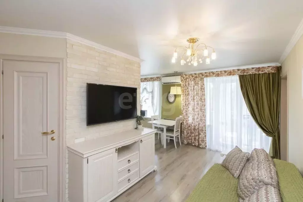 2-к кв. Тюменская область, Тюмень ул. Республики, 88 (42.5 м) - Фото 1