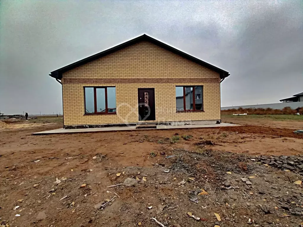 Дом в Волгоградская область, Средняя Ахтуба рп ул. Новиченко (117 м) - Фото 1