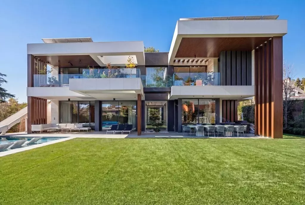 Дом в Краснодарский край, Сочи Яна Фабрициуса мкр,  (250 м) - Фото 2