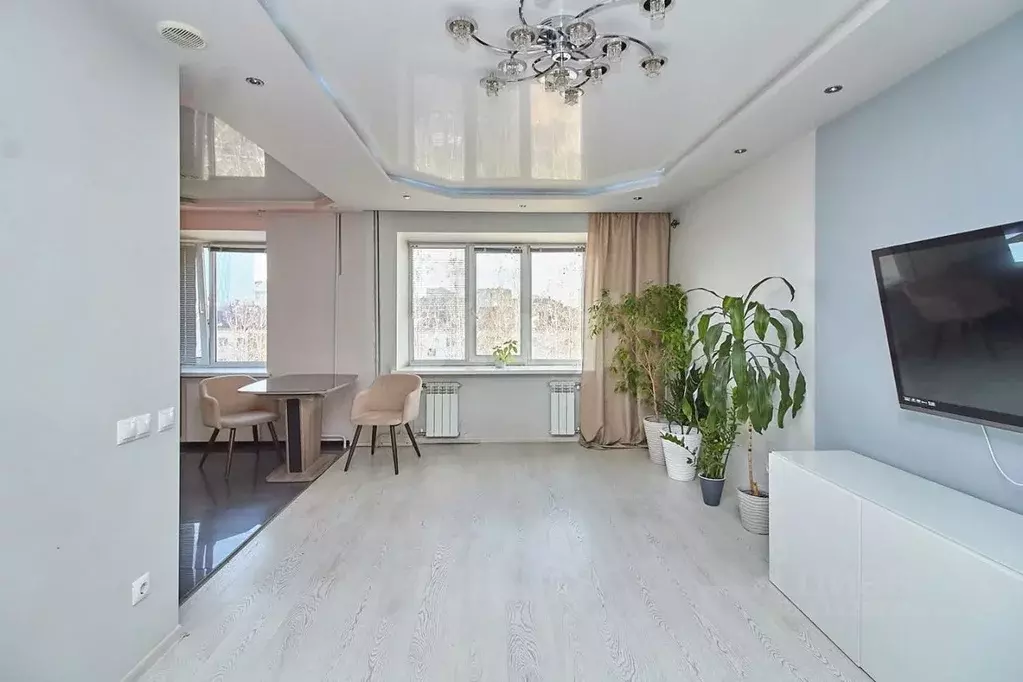 2-к кв. Тюменская область, Тюмень ул. Республики, 94 (55.0 м) - Фото 0