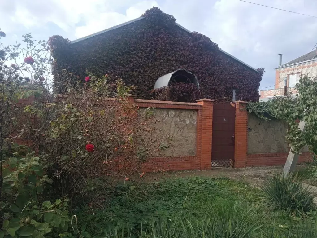 Дом в Адыгея, Тахтамукайский район, Яблоновский пгт ул. Дружбы (100 м) - Фото 1