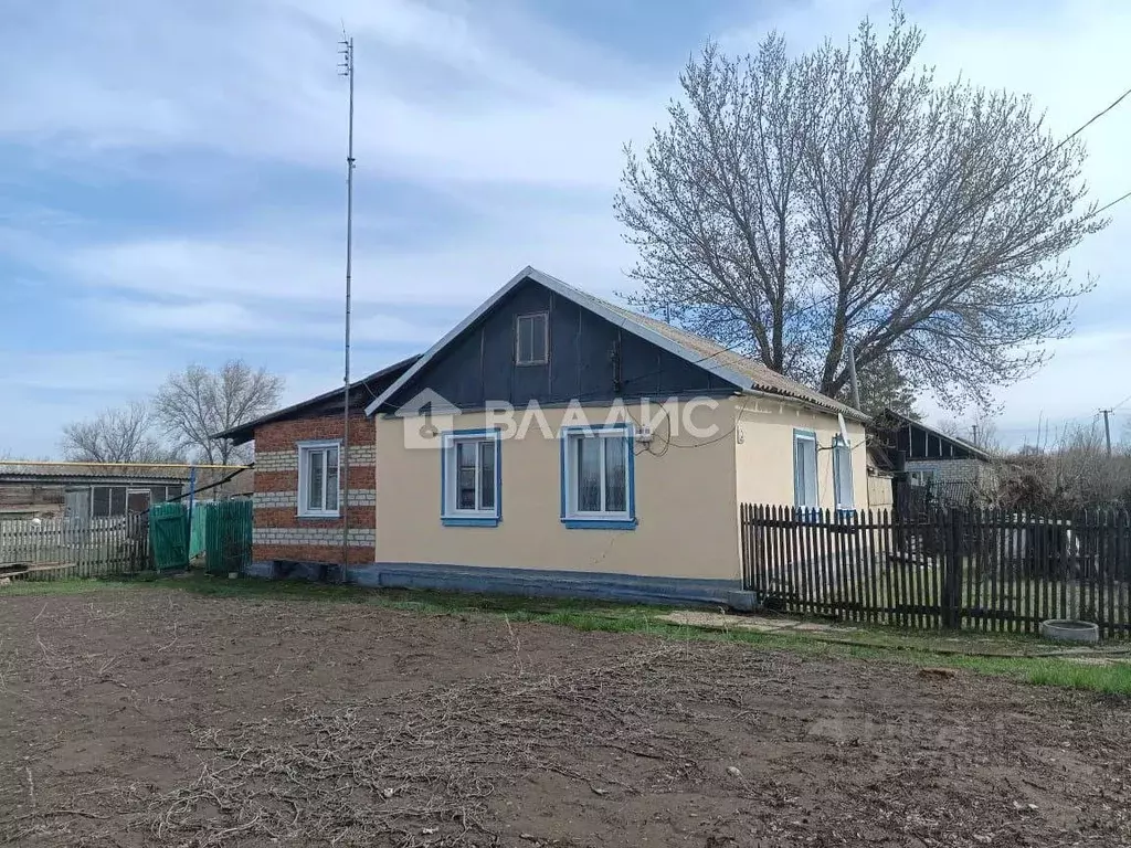 Дом в Саратовская область, Краснопартизанский район, с. Рукополь ... - Фото 0