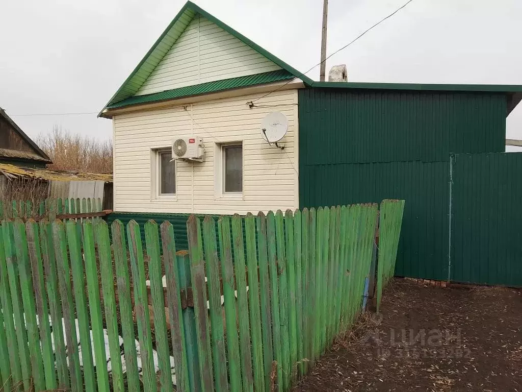 Дом в Саратовская область, Духовницкое рп ул. Чапаева (51 м) - Фото 0