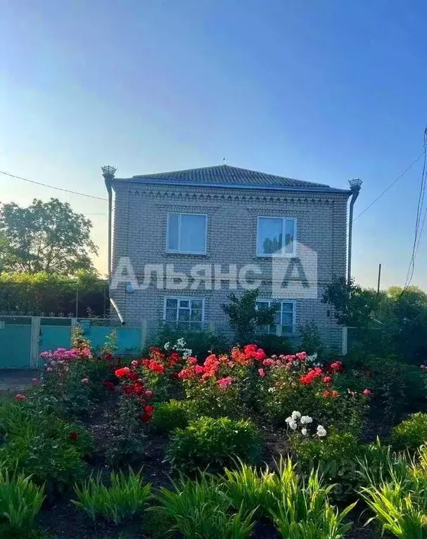 Дом в Краснодарский край, Курганинск Курганинский пер. (178 м) - Фото 1