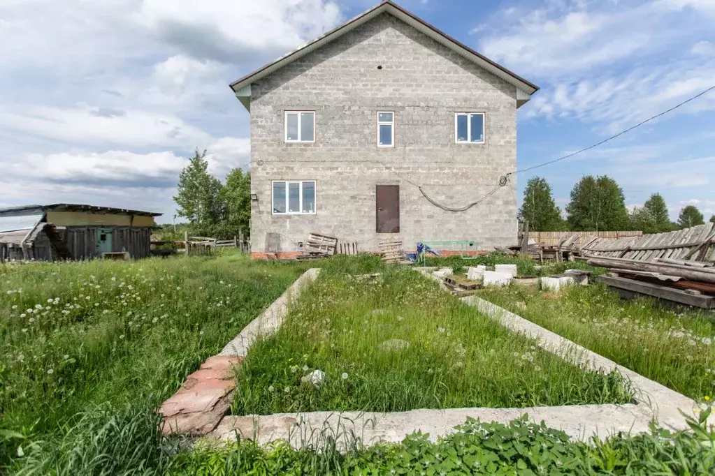 Дом в Тюменская область, Тобольск Вертолетный пер. (200 м) - Фото 1