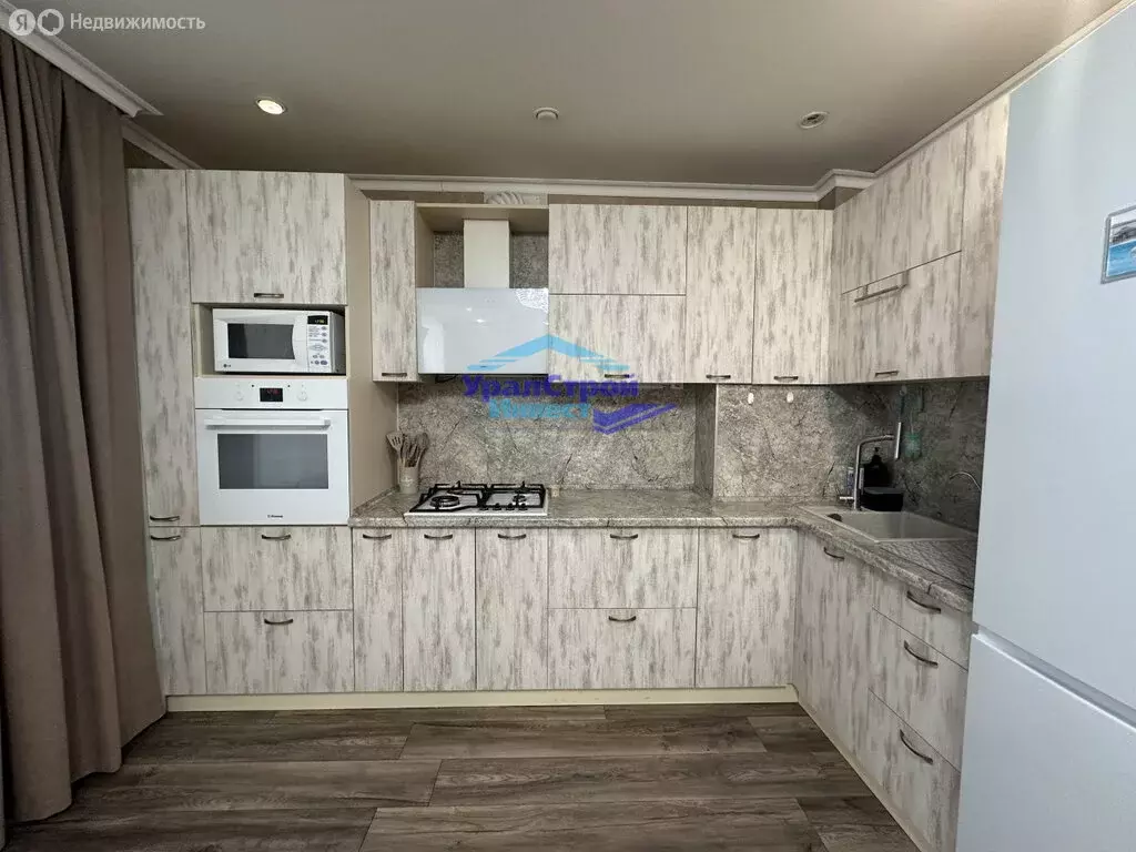 2-комнатная квартира: Октябрьский, 28-й микрорайон, 15 (60.3 м) - Фото 2