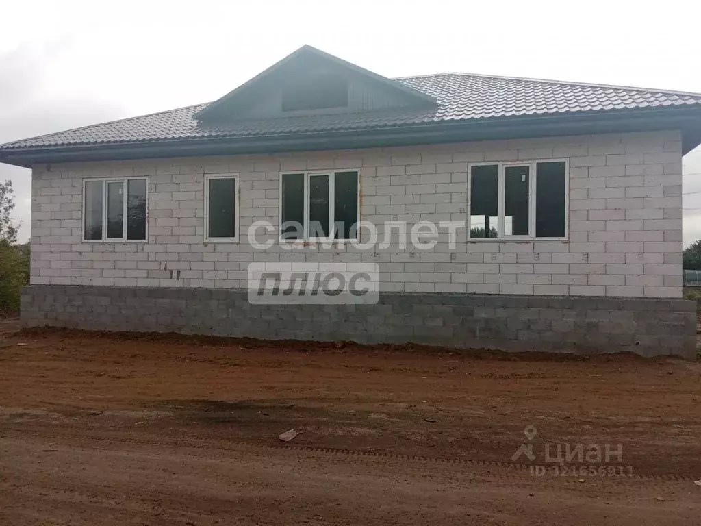 Дом в Курская область, Октябрьский район, Черницынский сельсовет, с. ... - Фото 1