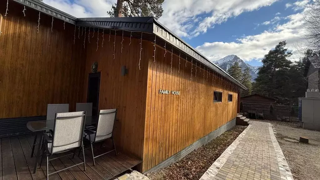 Дом в Карачаево-Черкесия, Зеленчукский район, с. Архыз ул. Банковская, ... - Фото 1