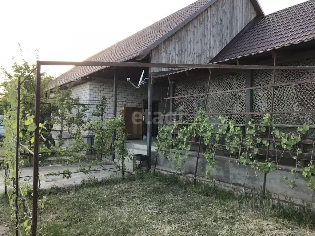 Дом в Астраханская область, Лиманский район, с. Лесное ул. Маяковского ... - Фото 0