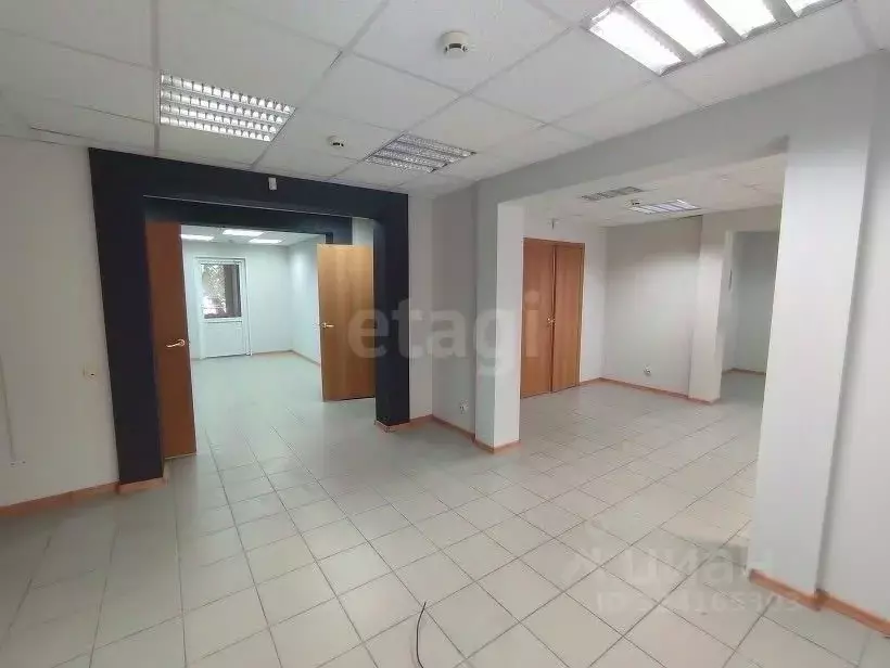 Торговая площадь в Тюменская область, Тюмень ул. Мельникайте, 135 (84 ... - Фото 1