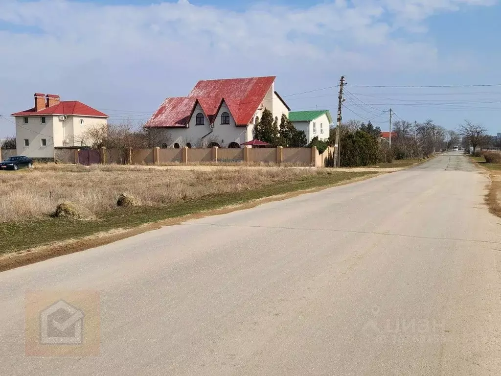 Участок в Крым, Евпатория городской округ, Заозерное пгт ул. Садовая, ... - Фото 1