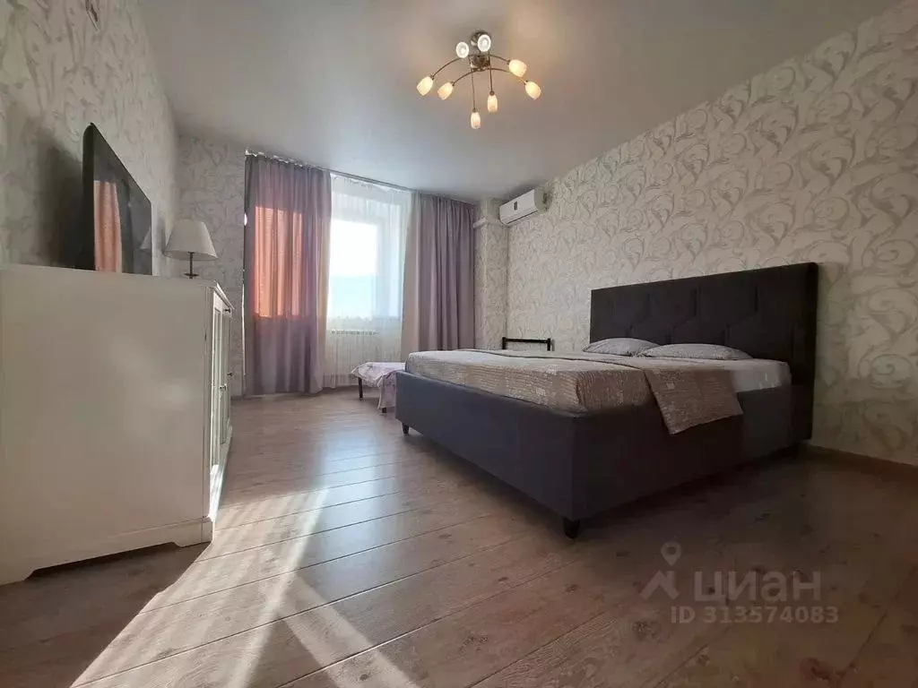 3-к кв. Челябинская область, Челябинск ул. Братьев Кашириных, 85б ... - Фото 1