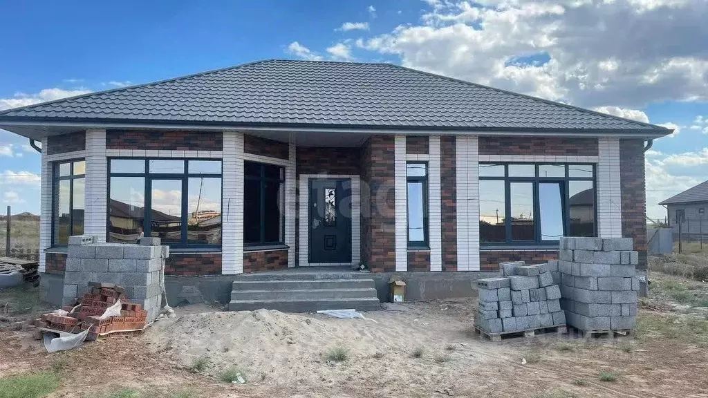 Дом в Астраханская область, Астрахань пер. 1-й Алтайский, 24 (120 м) - Фото 1