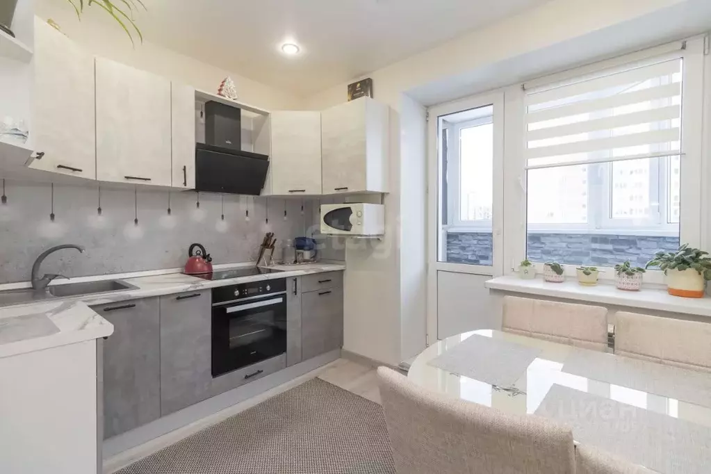 2-к кв. Тюменская область, Тюмень ул. Арктическая, 7к2 (51.2 м) - Фото 0