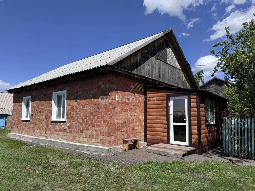 Дом в Омская область, Азовский Немецкий Национальный район, д. Круч ... - Фото 0
